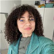 Krankenschwester, angehende Medizinstudentin unterrichtet alle Fächer, jedoch Biologie am liebsten.